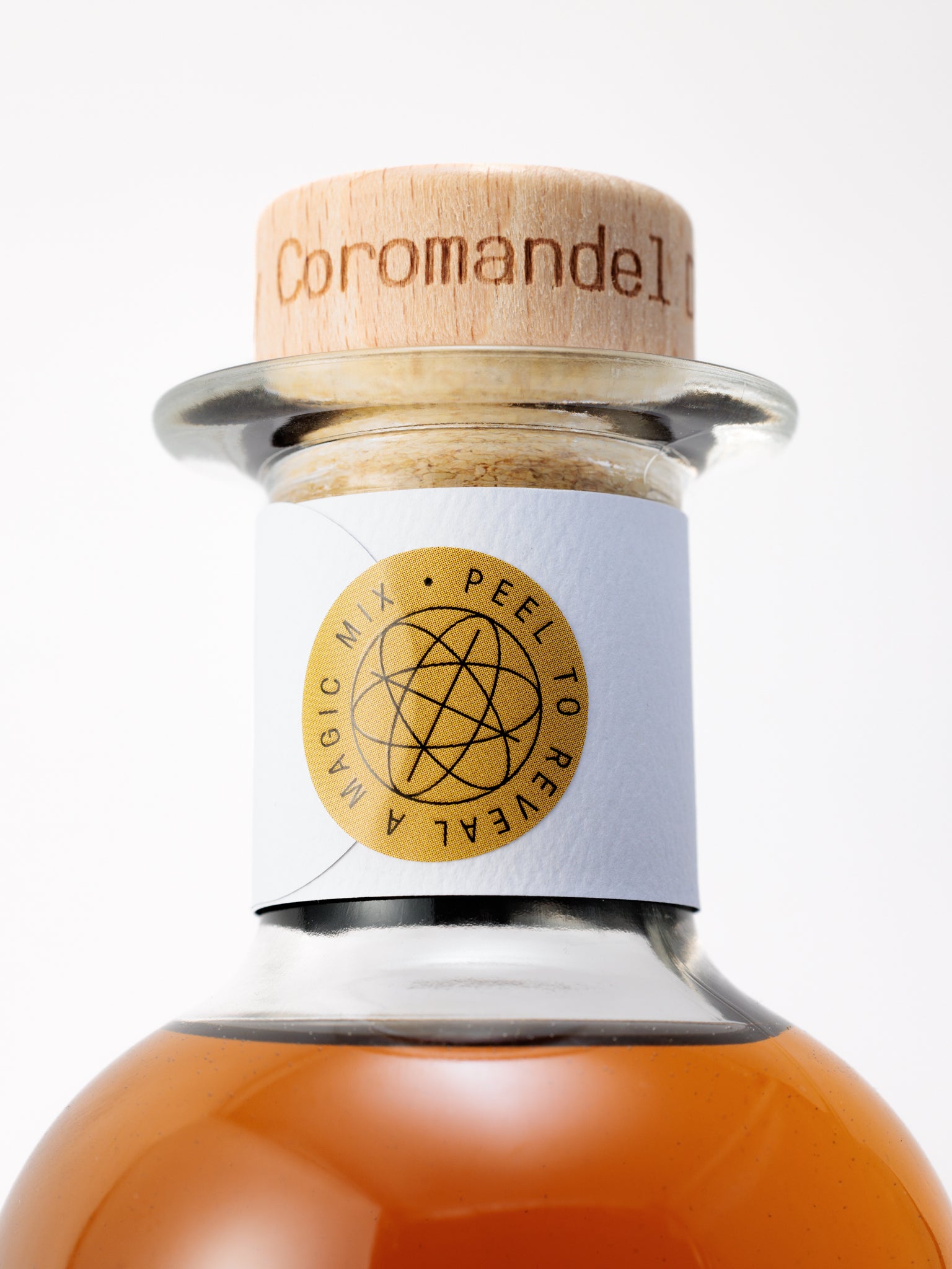 Aged mānuka honey nz made gin with cork details